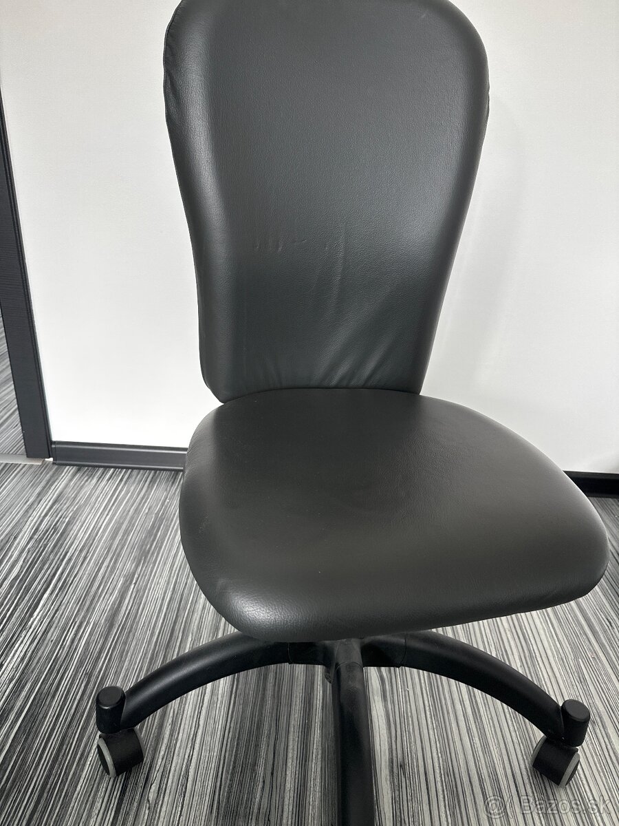 Čierna kožená kancelárska stolička
