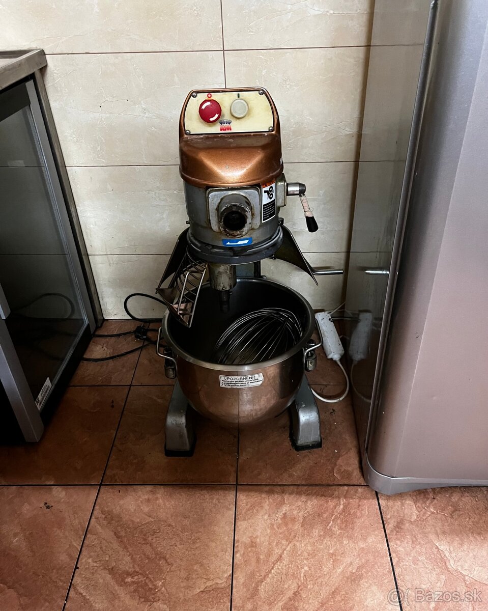 Robot univerzálny