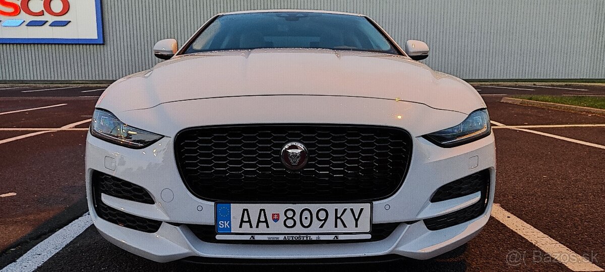 JAGUAR XE