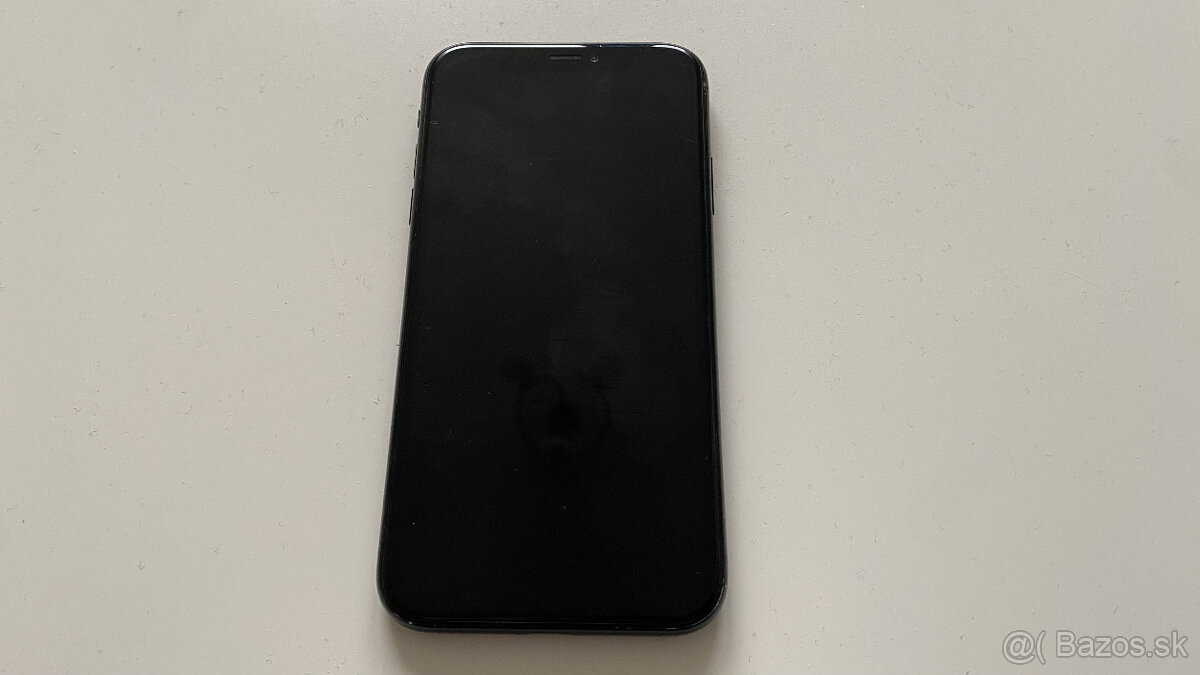 iPhone XR, 64GB - prasknute sklo na zadnej strane