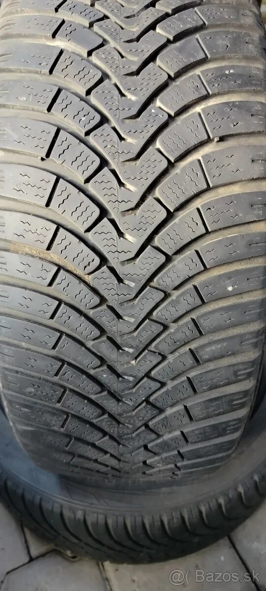 Predám 2 zimné pneumatiky 215/45 R16 90V Falken