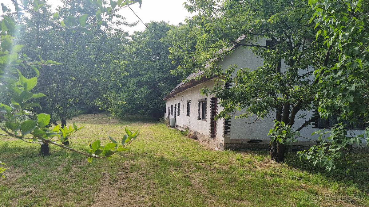 RODINNÝ DOM A POZEMOK 1500 m2 CHVOJNICA okres MYJAVA  VOĽNÝ