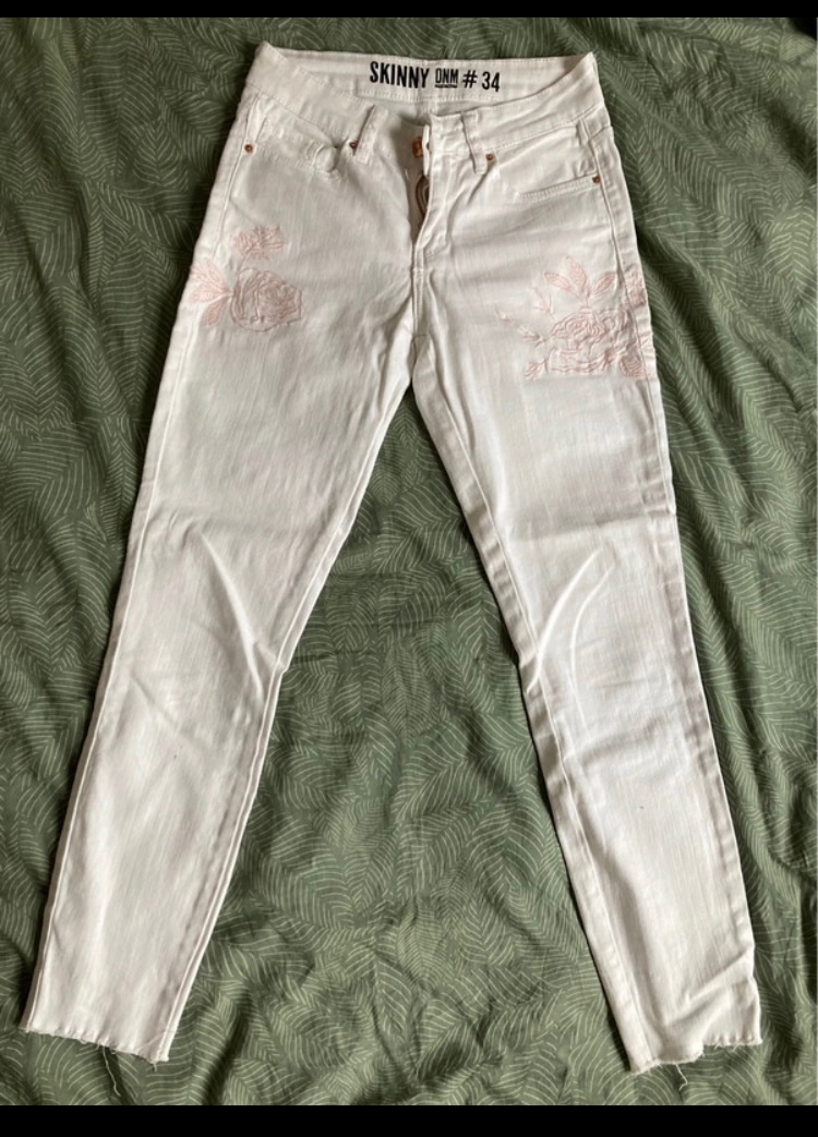 Biele nohavice skinny s vyšívaným vzorom