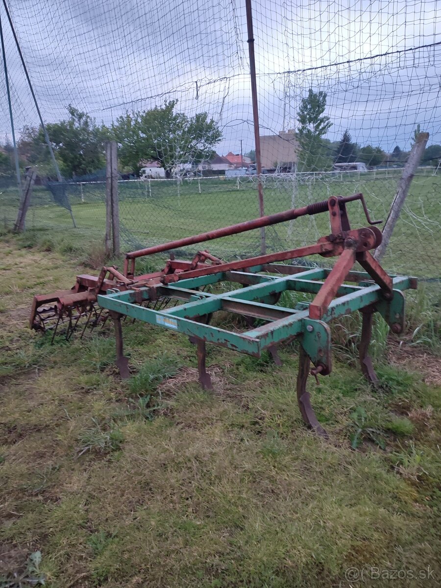 Poľnohospodárske náradie na podrievanie pôdy