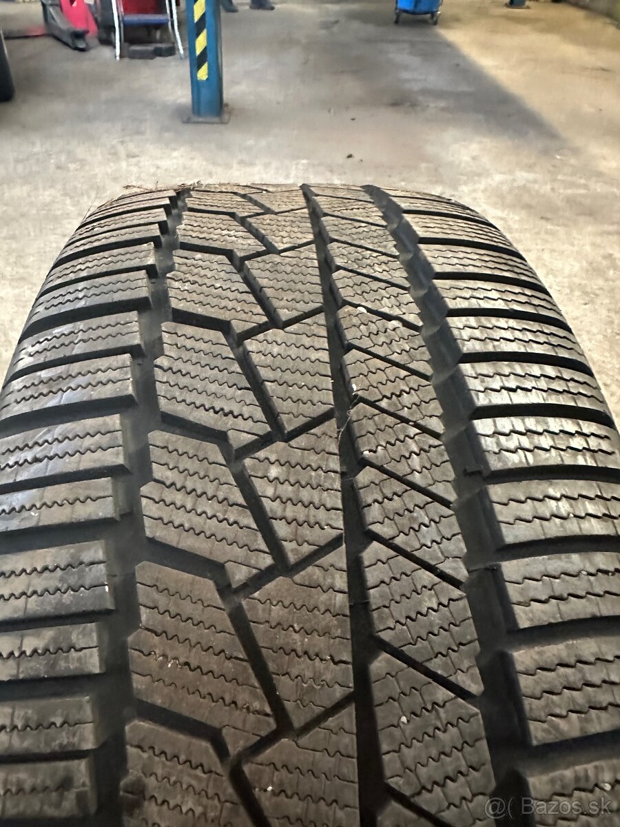 245/35 R19