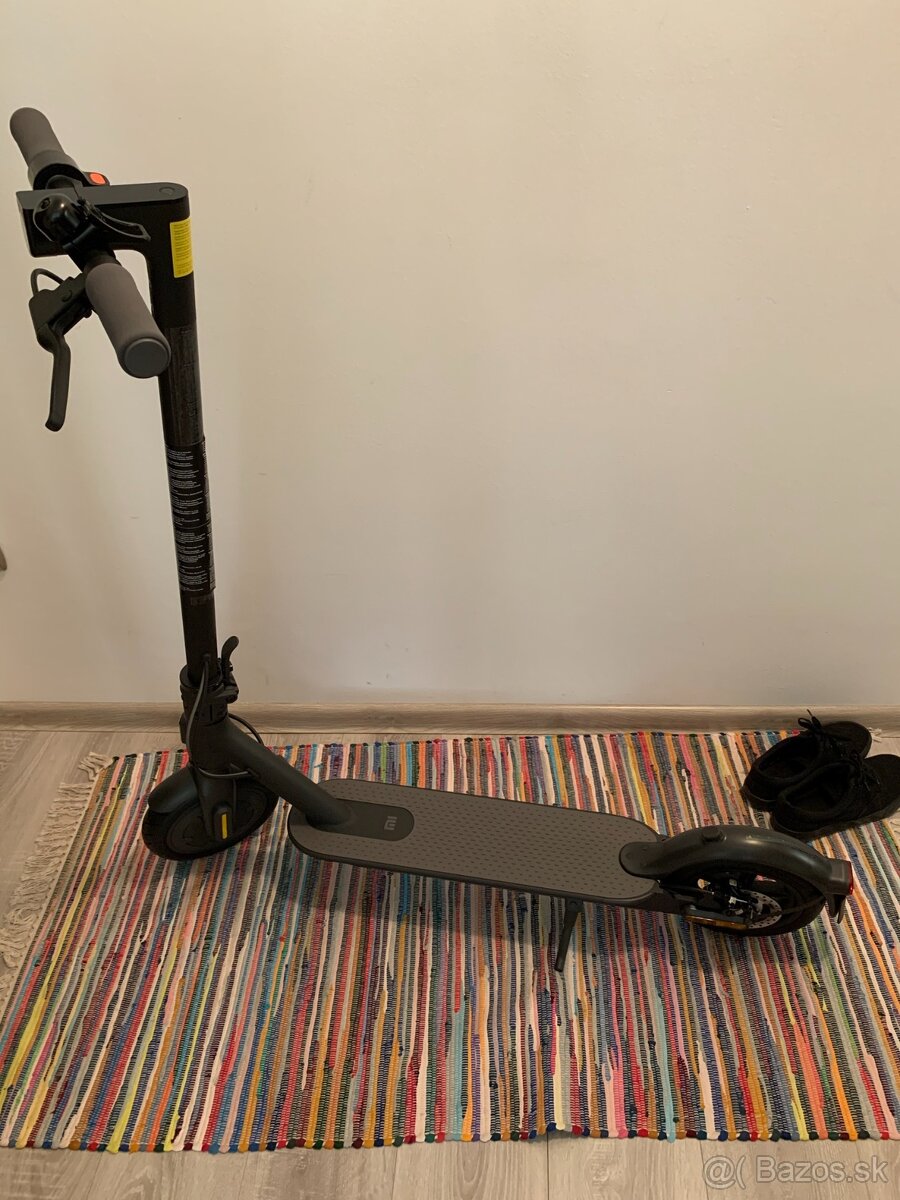 Xiaomi Mi Scooter Essential (čierna)