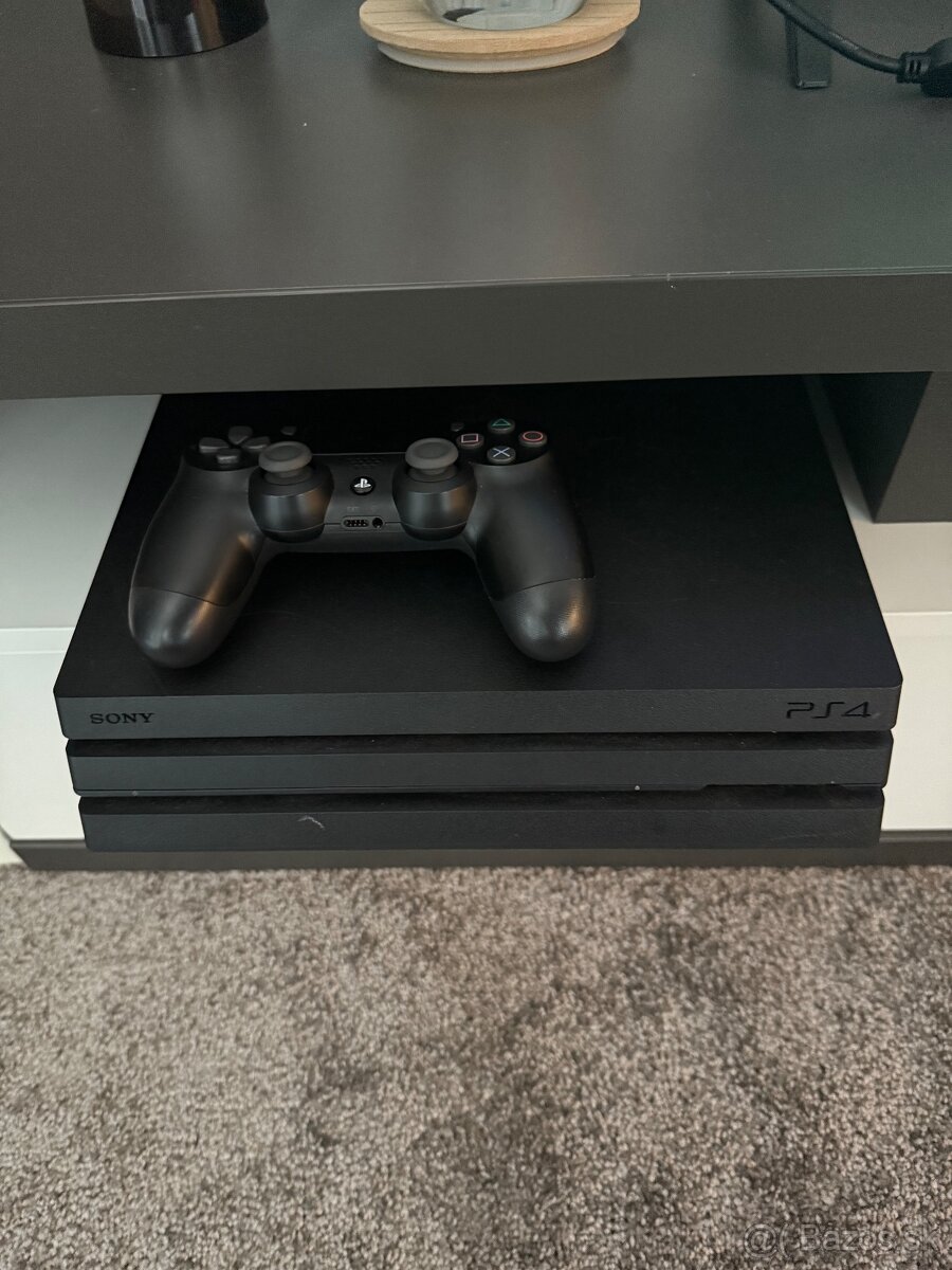 Predám PS4 Pro 1tb