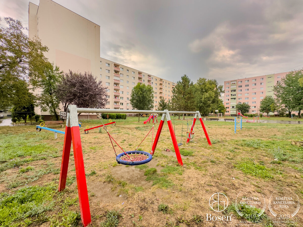 BOSEN | Na predaj 3 izbový byt s balkónom, Adyho ulica, Luče