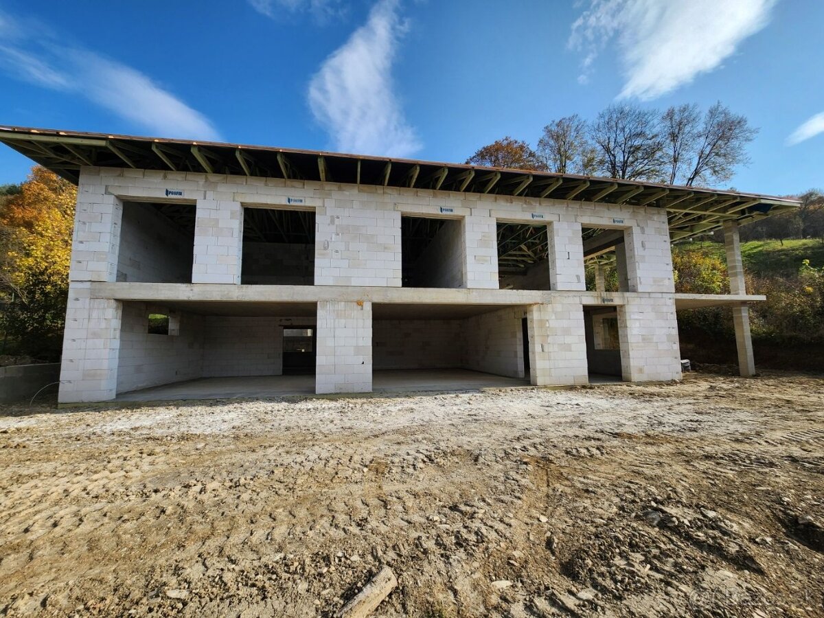 rozostavaná vila 510m2+ 30m2 tera, poz.2.531 m2 , Mikušovce.