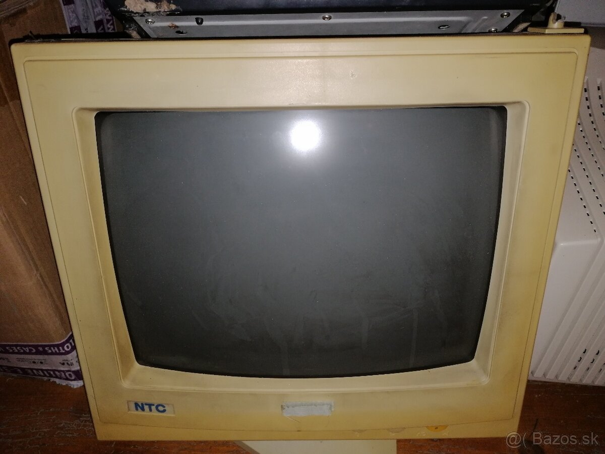 CRT monitory