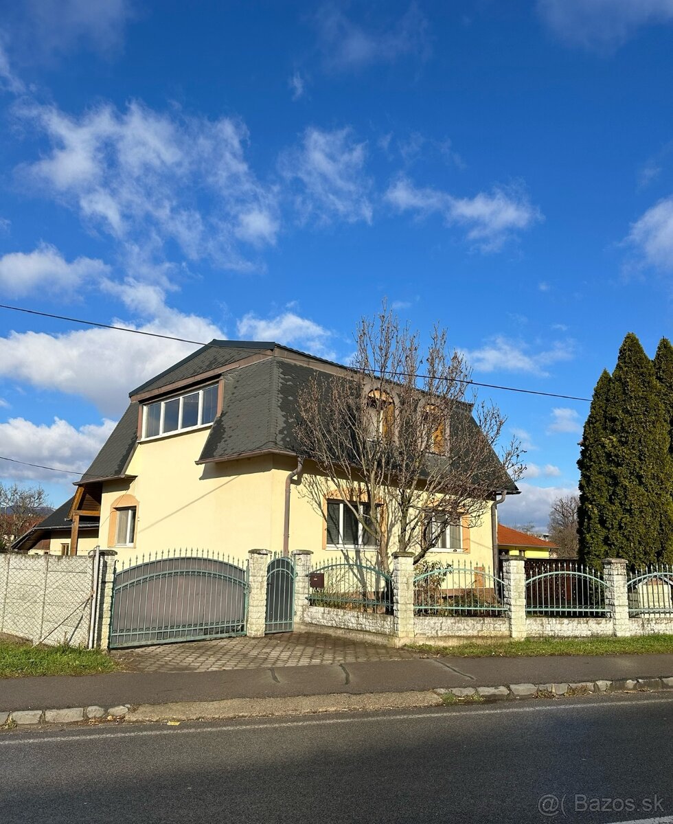 Predáme rodinný dom v centre obce Trenčianske Stankovce