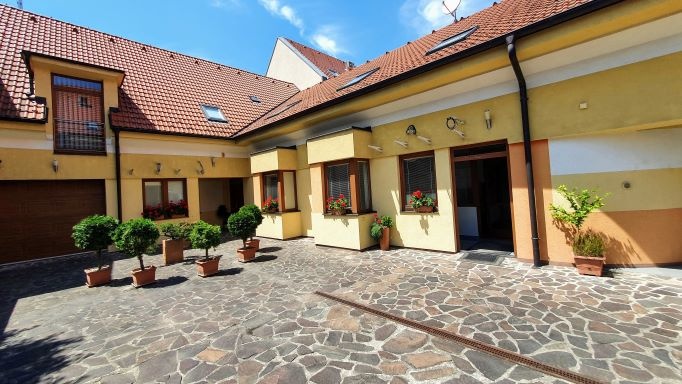 Amnis Student House Trnava-Ubytko len pre študentky-Voľné