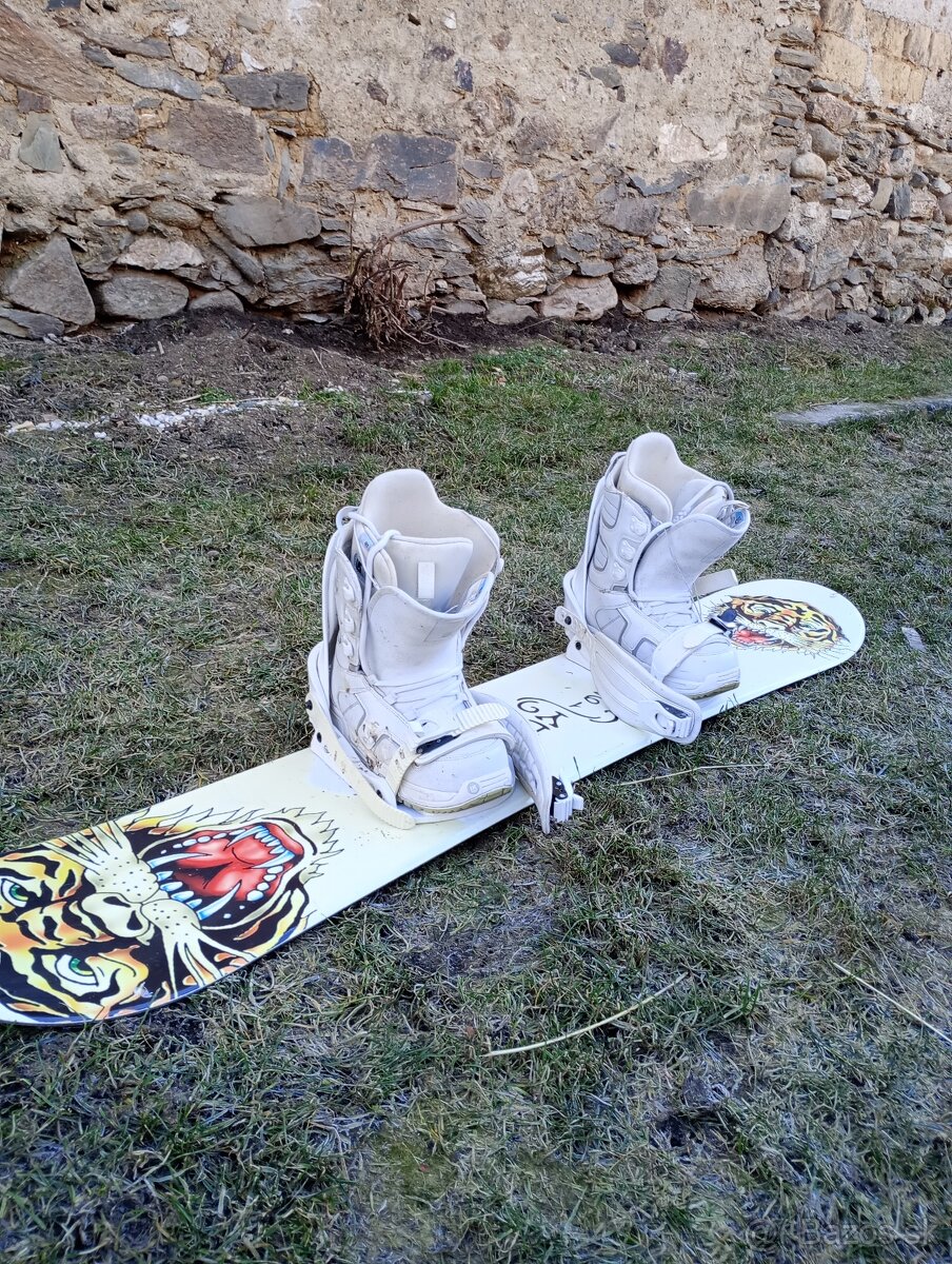 Predám snowboard+lyžiarky k nemu