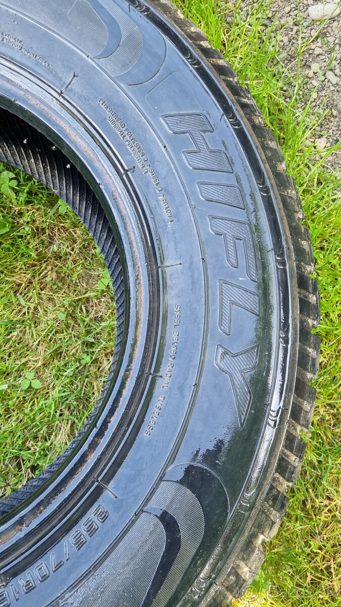 255/70 R16