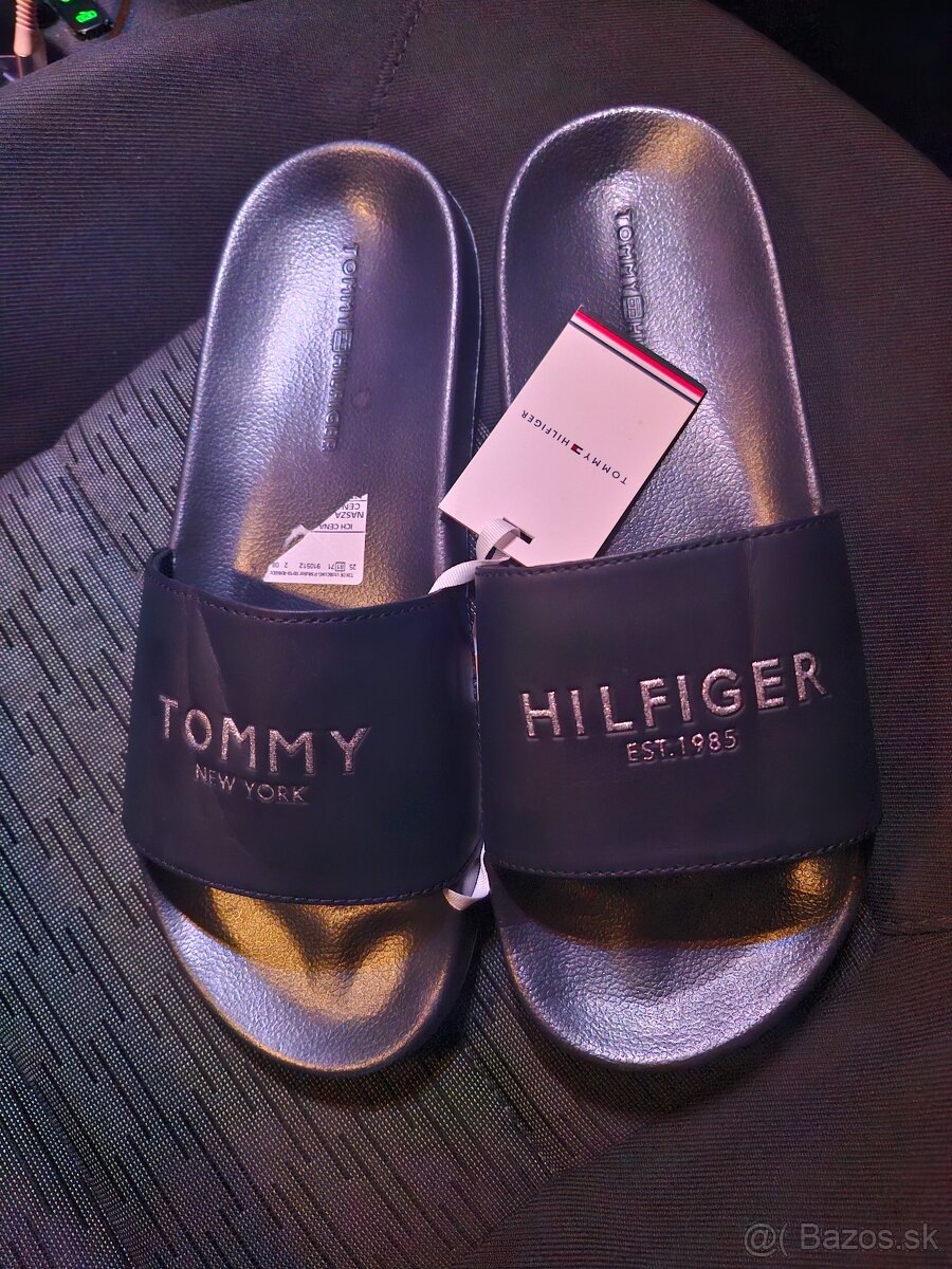 Nove Tommy Hilfiger šlapky v. 42 (27cm)