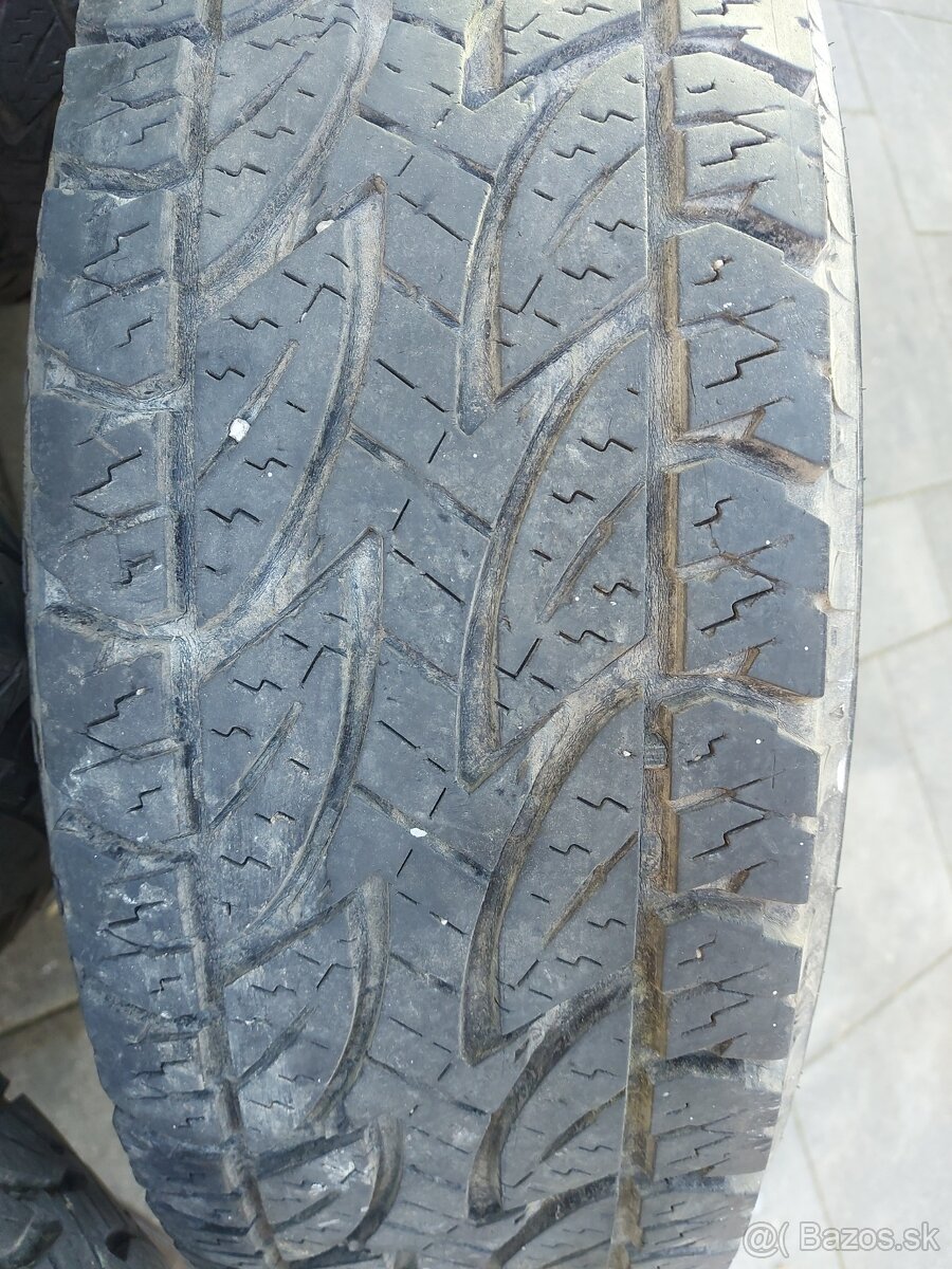 Predam zimne pneu 235/75 r15