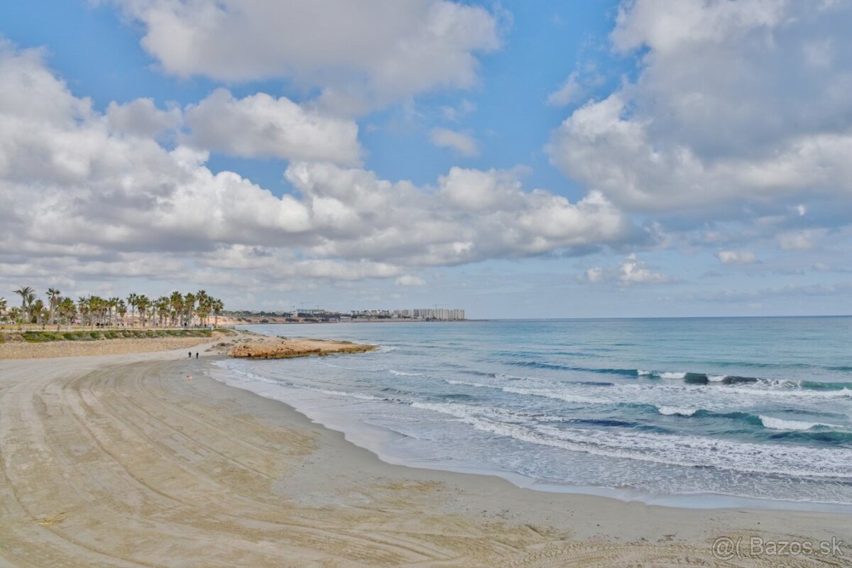 Zařízený apartmán 3+kk u golfového hřiště ORIHUELA COSTA