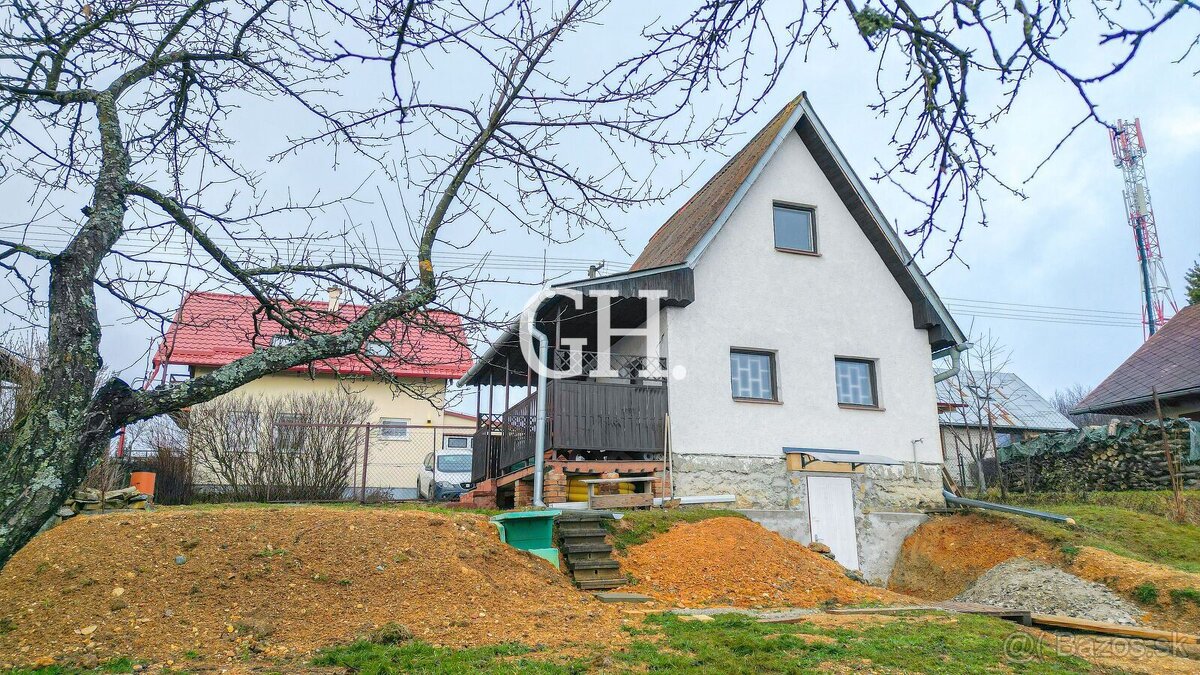 Stavebný pozemok v Baške (393 m²) s chatkou – ideálny na rek