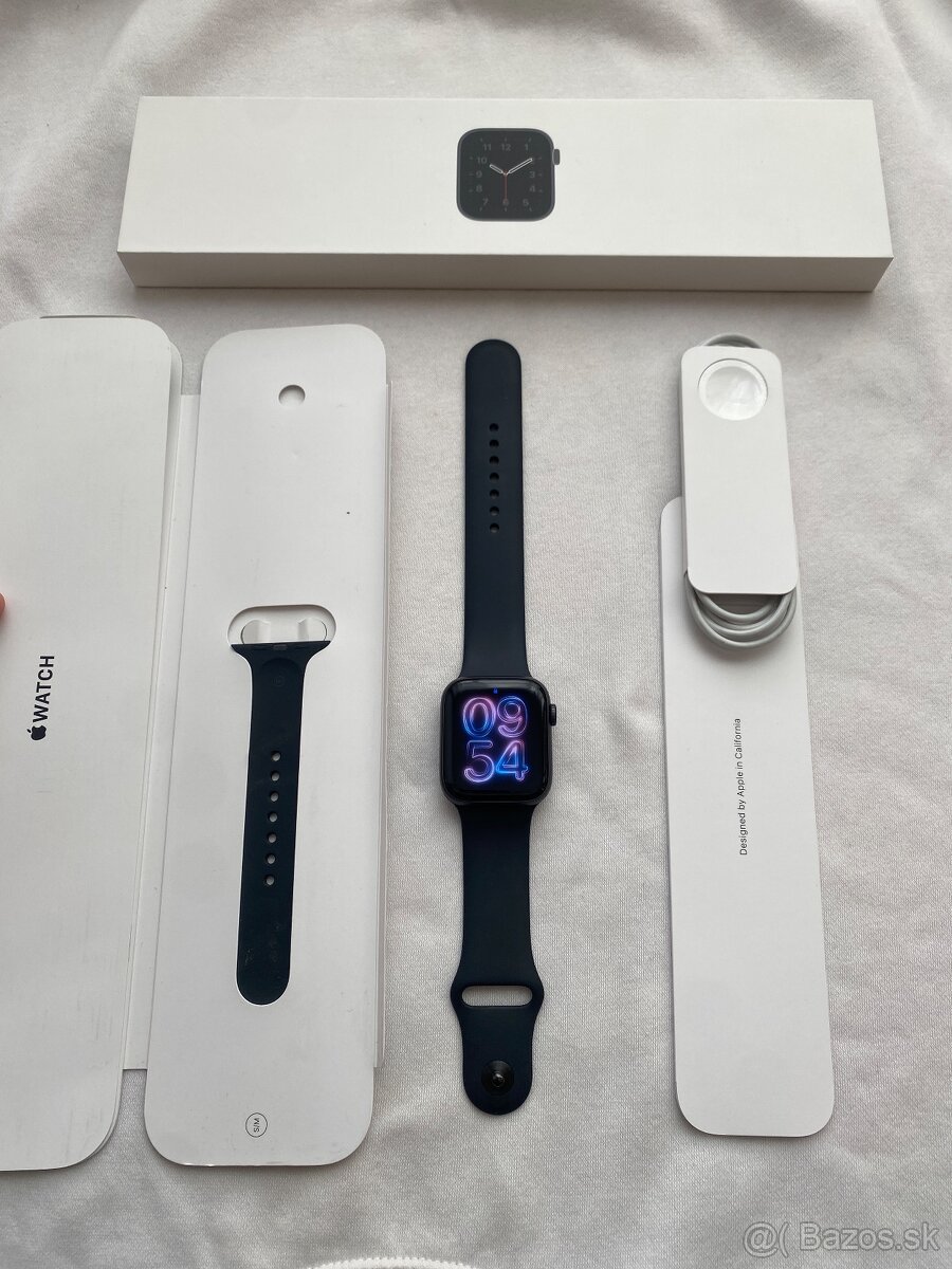 Apple Watch SE 44mm Space Gray 100% stav.