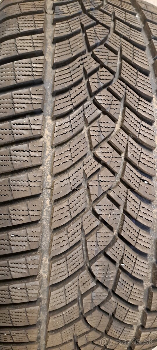 Predám 1ks skoro nová zimná 245/40r19-97V Good Year