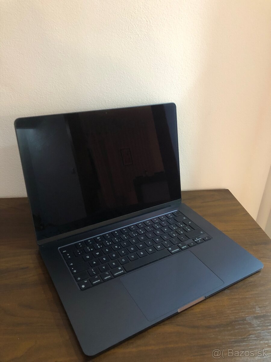 Predám MacBook Air M2 8GB RAM/256 GB