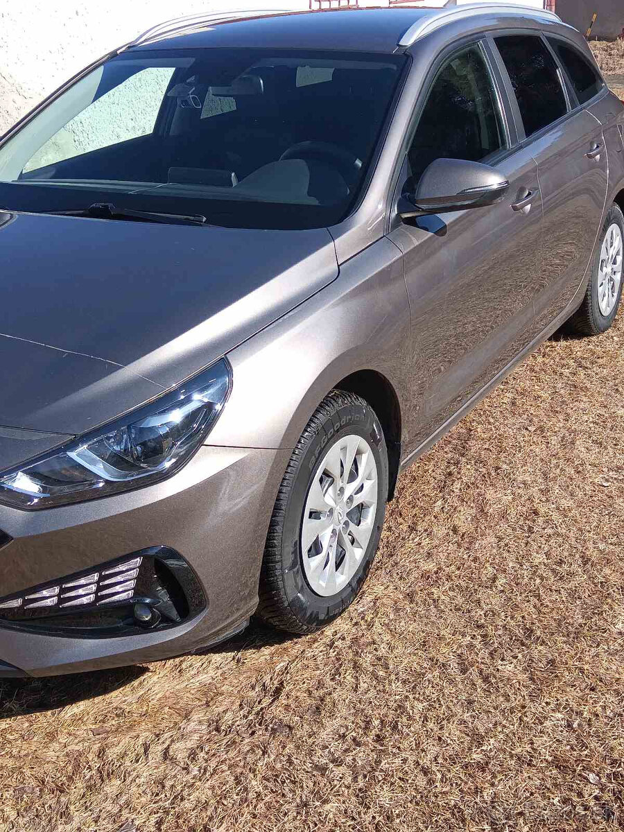 hyundai i30 combi / 1.5dpi / 123 tis km / 11 900 € / rv 22