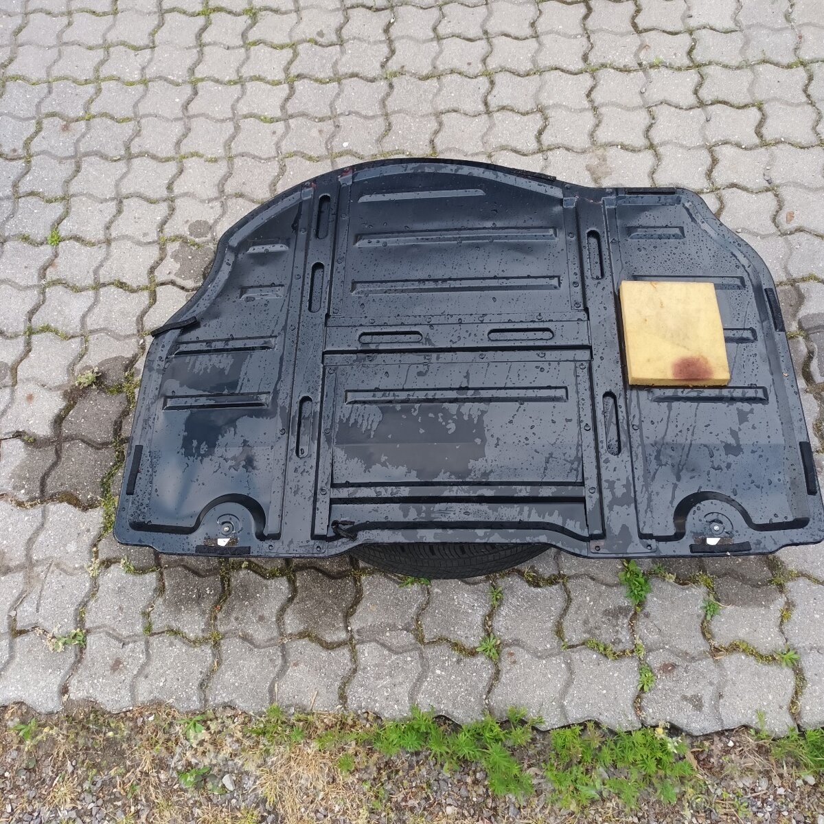 Predám original kufrovú podlahu na VW Golf MK3 COMBI