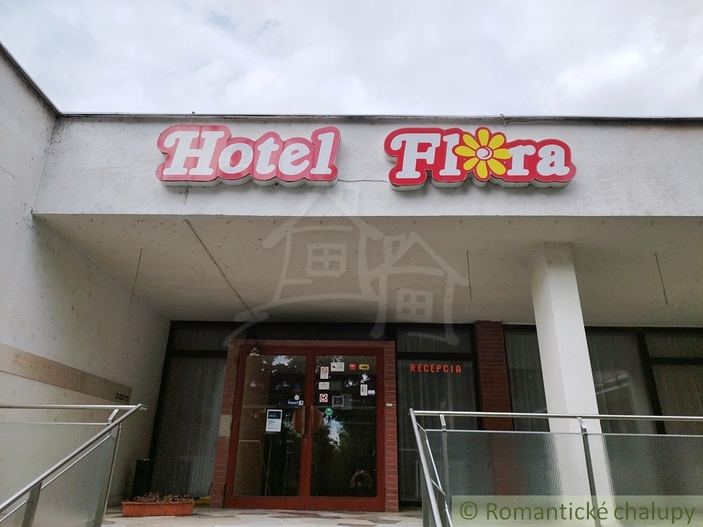 Hotel FLÓRA  s bazénom, wellness a vyše 1,5Ha pozemkom, Du