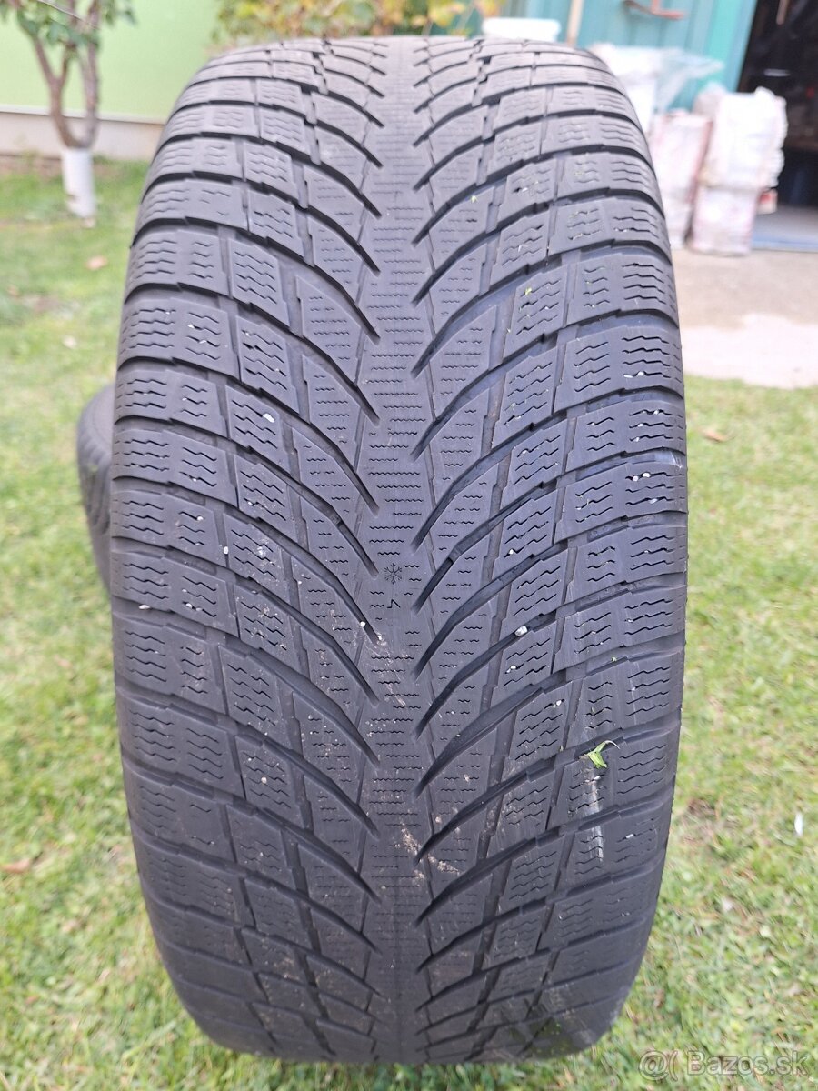 Zimna pneumatika Nokian 245/40 R18