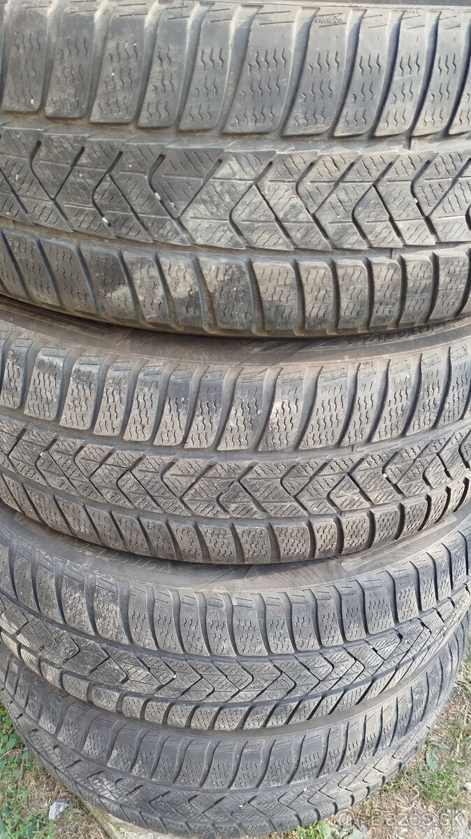 Predam zimne pneu 225/60R18 Pirelli v dobrom stave