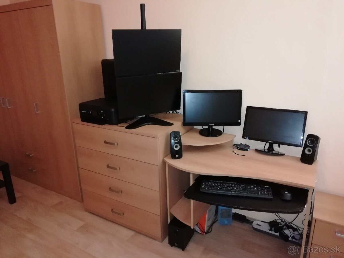 PC zostava so 4 monitormi