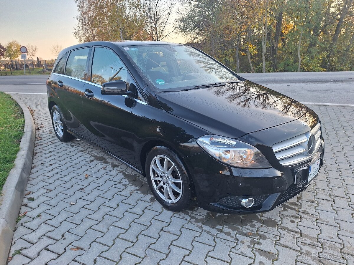 MERCEDES B 180 BENZÍN AUTOMAT ROK 2013