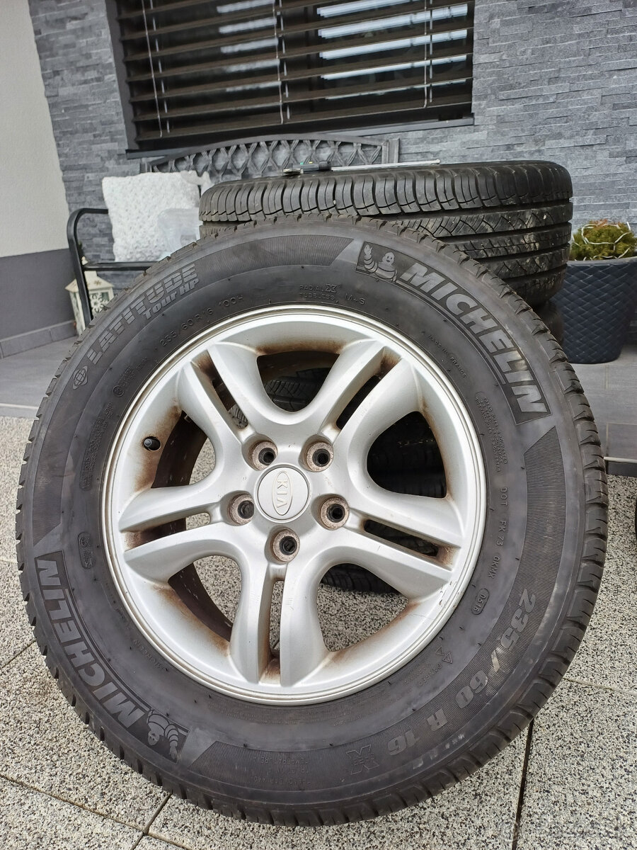 Kia Sportage 235/60 R16