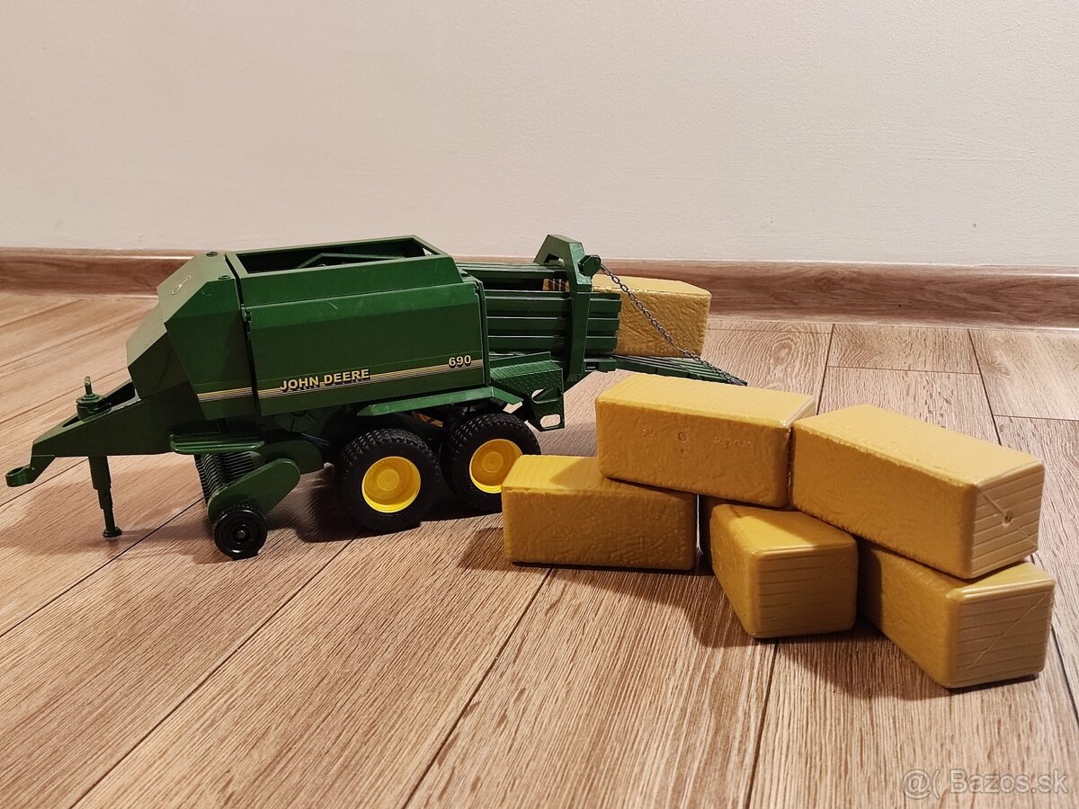 Bruder John Deere lis na slamu