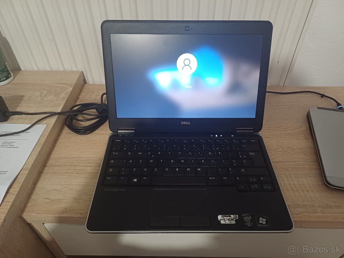 Ultrabook Dell 7240, 8GB ram, SSD disk, prasknutý roh