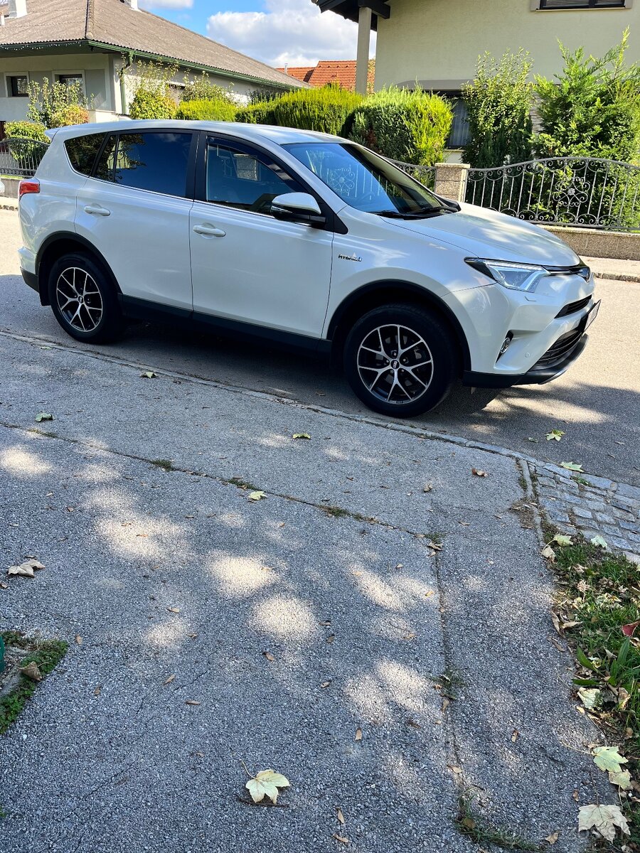 Na predaj v top stave Toyota RAV4 hybrid r.2018