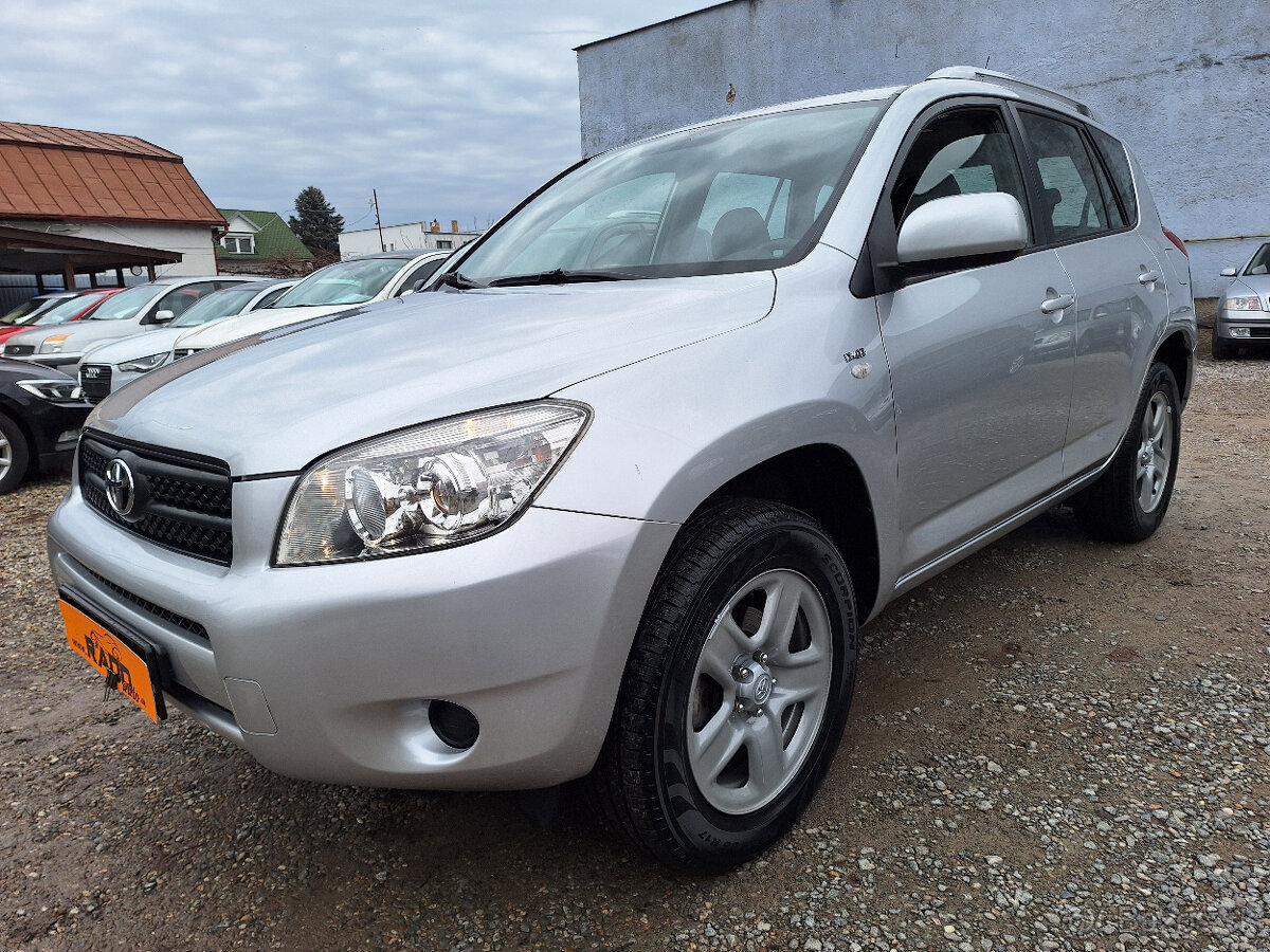 Toyota RAV4 2.2 D-4D 135 Lux - AJ NA SPLÁTKY OD 69,90e 