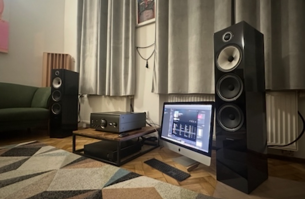 Bowers & Wilkins 703 S2