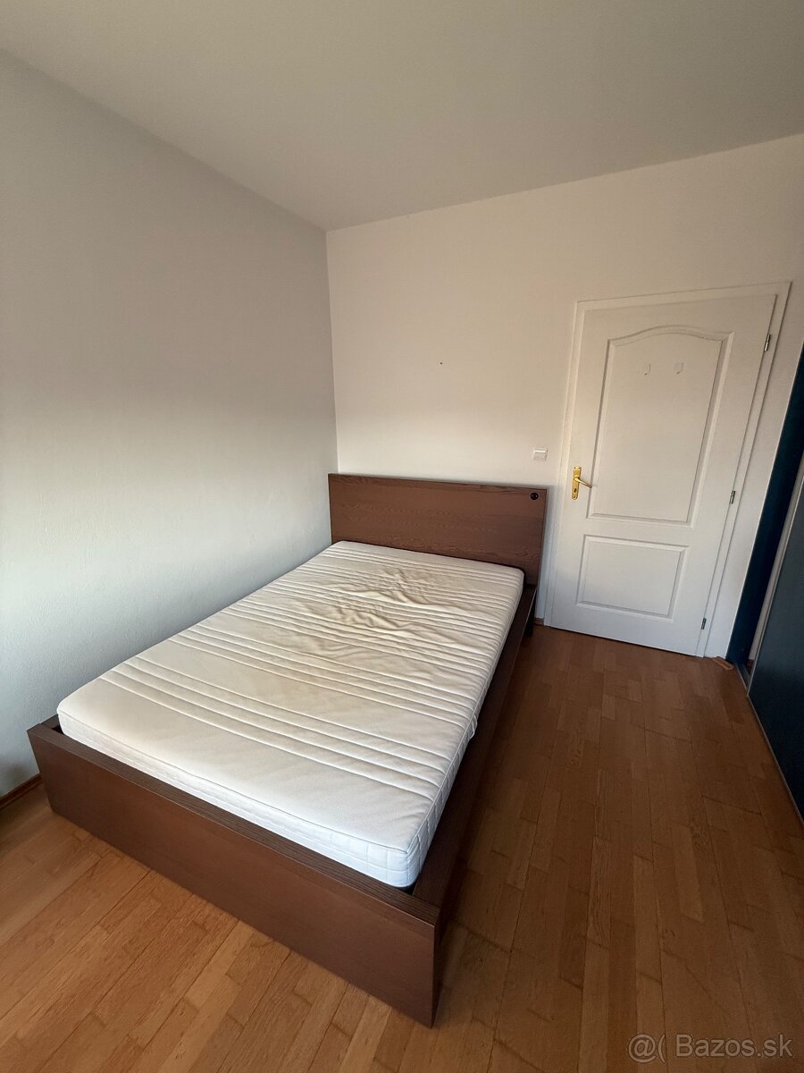 Posteľ Ikea Malm 200x140 cm – polohovateľné rošty + matrac