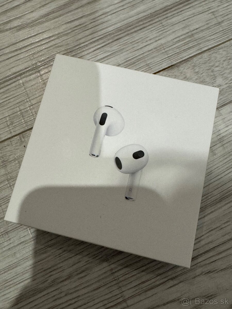 Apple AirPods (3. generácie) s Lightning nabíjacím puzdrom