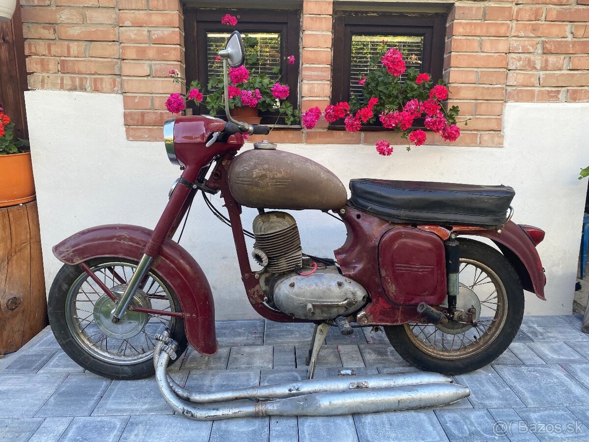 Jawa 250 kývačka