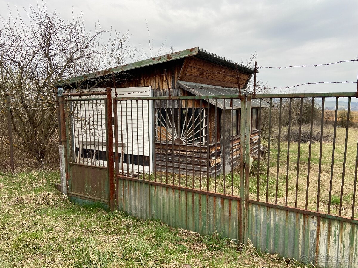 ZAHRADA  S CHATOU V ŠACI