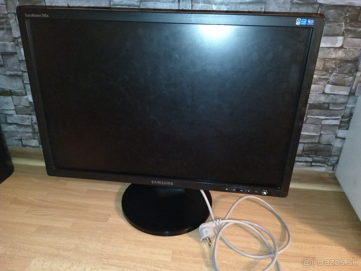 2x Samsung a HP Monitory