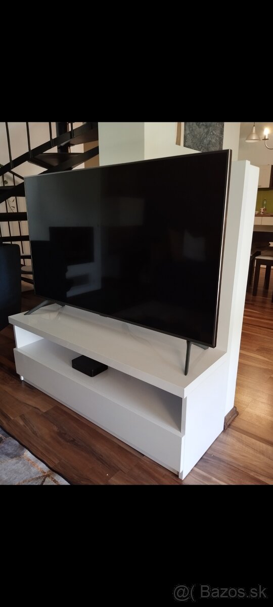 Stôl pod TV