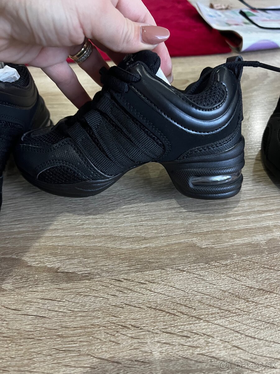 Tanečné topanky Sneakersy 28