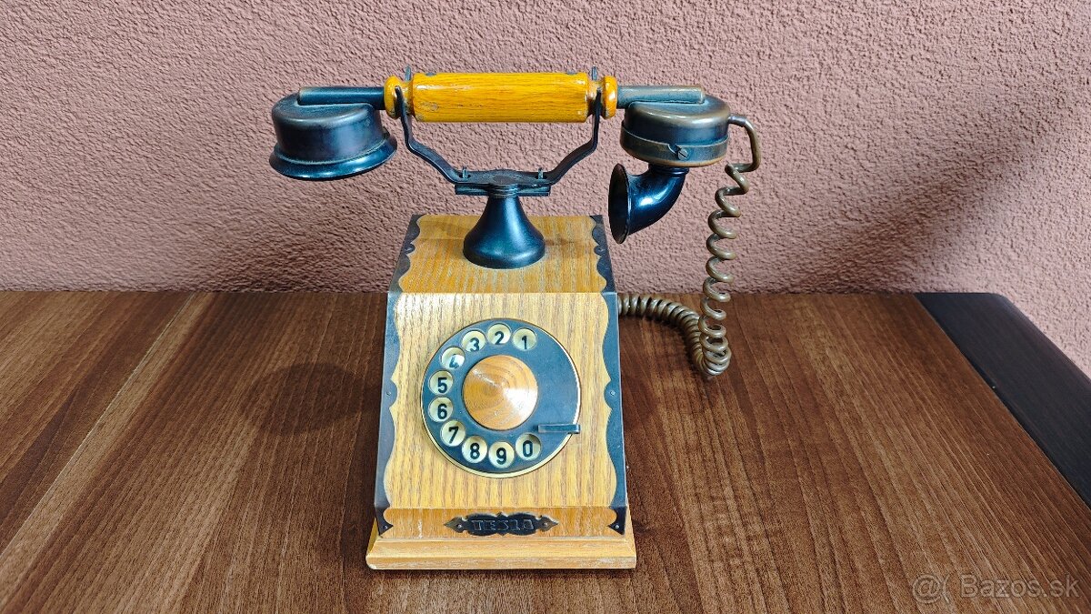 Dreveny retro telefon