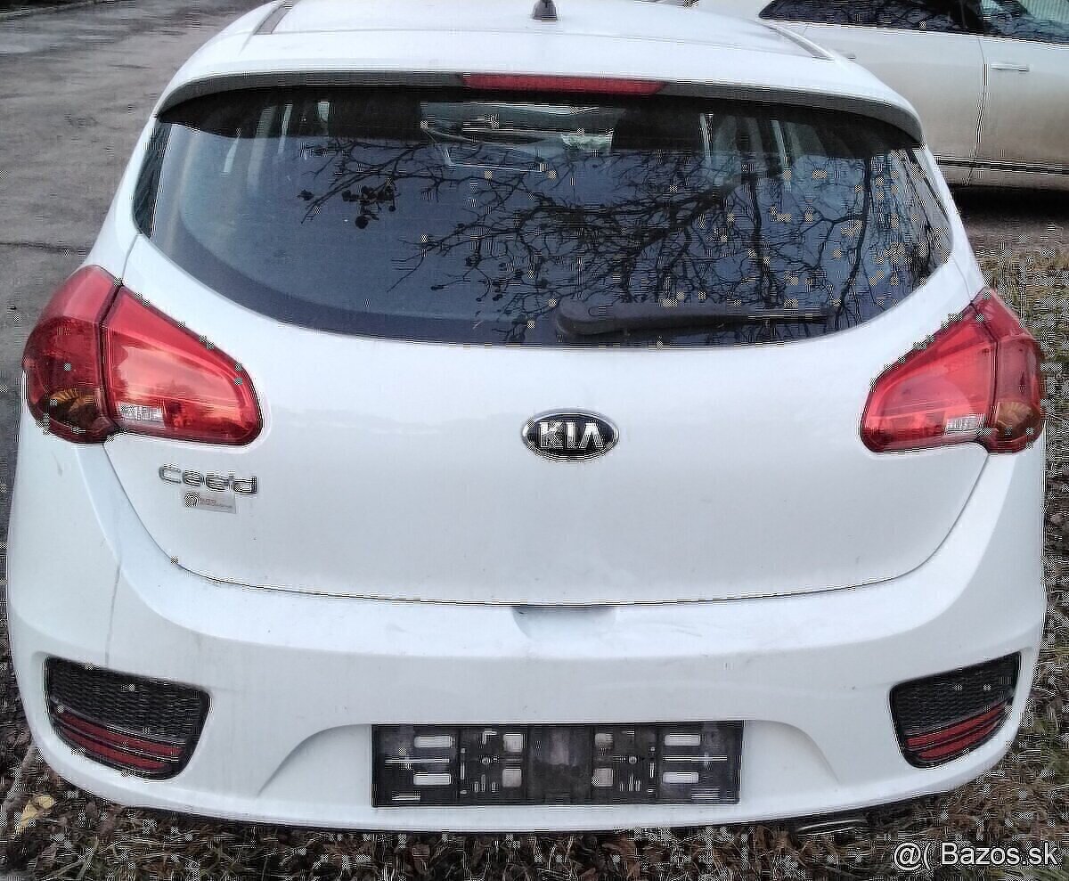 Kia Ceed 1.4 2016 predám PIATE DVERE, ZADNÉ SVETLÁ, ZADNÝ NÁ