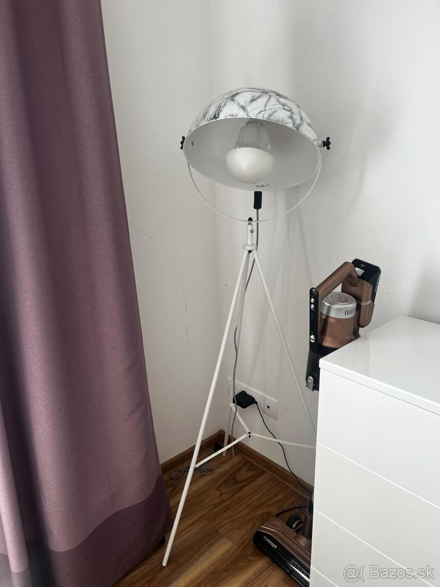 Lampa so smart žiarovkou