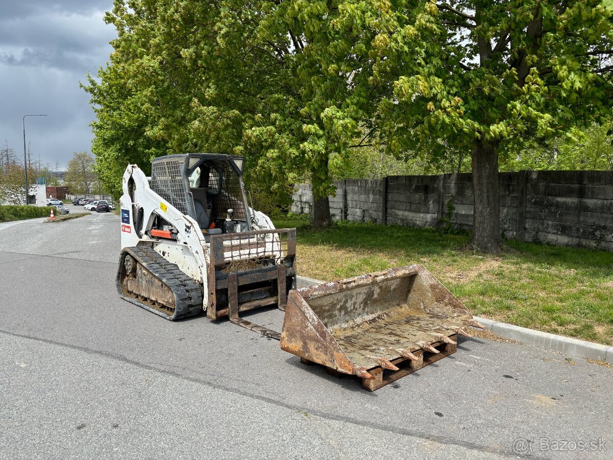 Smykový nakladač Bobcat T190 / lžíce + vidle