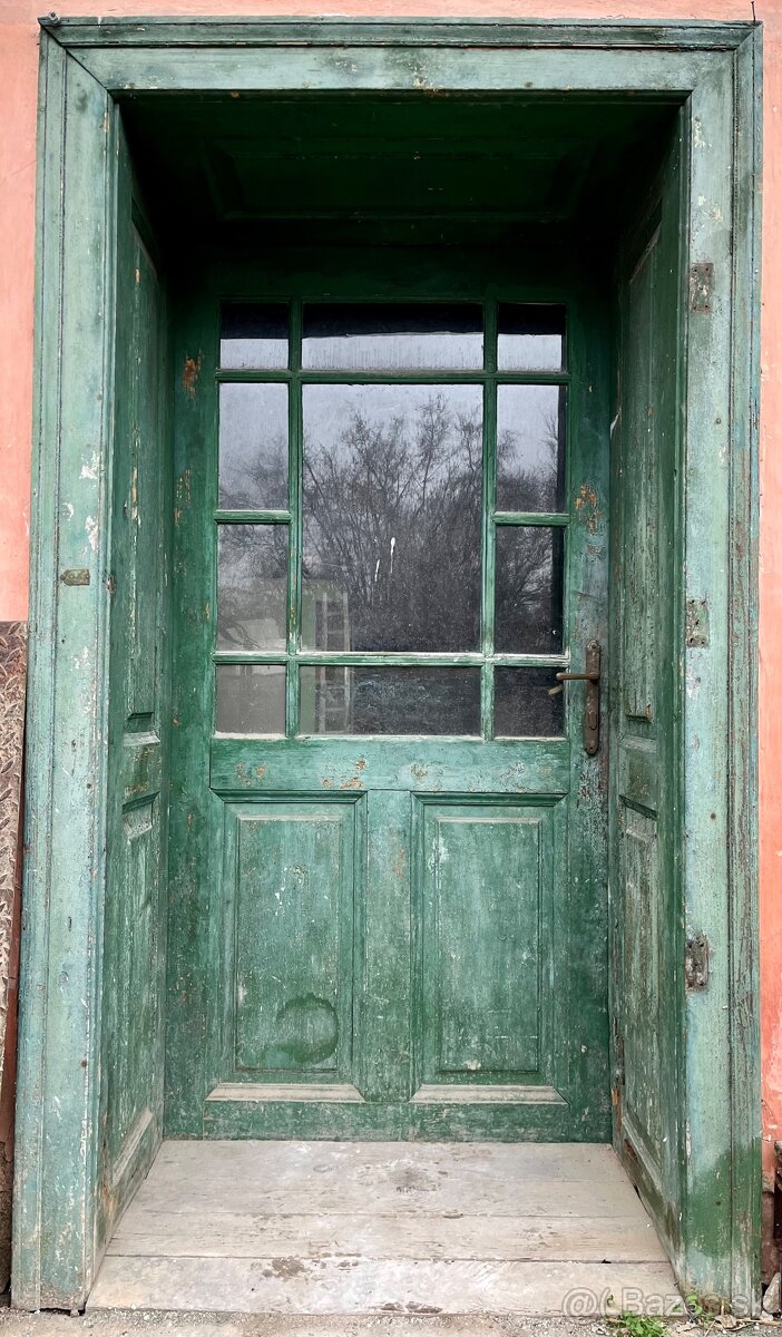 Starožitné drevené dvere s obložkovou zárubňou